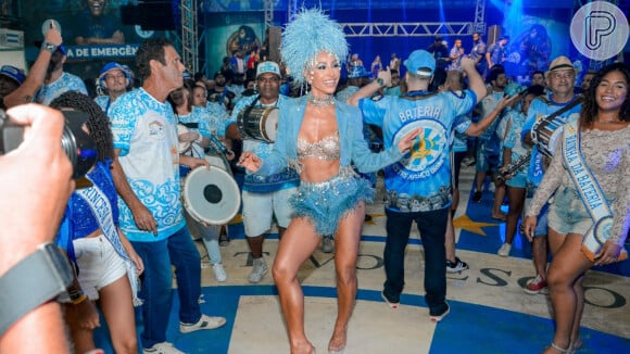 Sabrina Sato impressiona com corpo escultural ao posar com look all jeans em ensaio de Carnaval no Rio