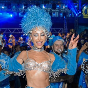 Sabrina Sato elege fantasia toda em jeans para mostrar samba no pé em ensaio da Vila Isabel