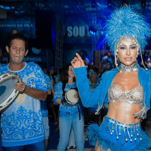 Sabrina Sato, rainha de bateria da Vila Isabel, combinou fantasia jeans com top de pedras brilhantes 