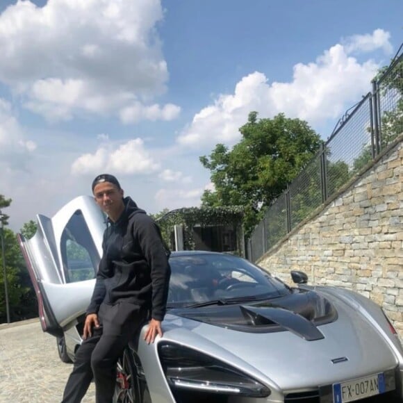 A exemplo disso é a garagem com diversos carros de luxo de Cristiano Ronaldo