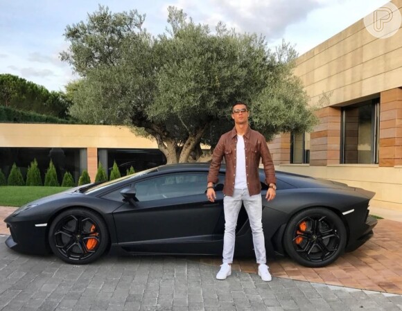 Cristiano Ronaldo tem uma garagem avaliada em mais de 17 milhões de libras (mais de 120 milhões de reais)