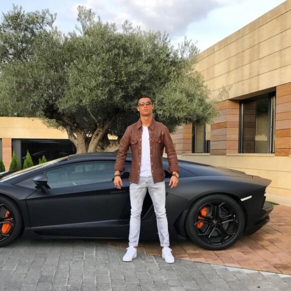 Cristiano Ronaldo tem uma garagem avaliada em mais de 17 milhões de libras (mais de 120 milhões de reais)
