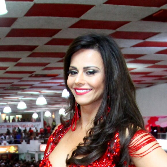 Para desfilar com conforto, Viviane Araújo diminuiu o tamanho do salto e o peso da fantasia