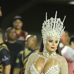 Viviane Araújo focará o desfile no gingado e elegância