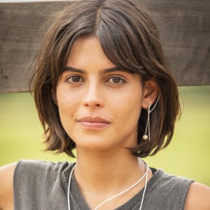 Guta (Julia Dalavia) é filha de Tenório (Murilo Benício) com Maria Bruaca (Isabel Teixeira) na novela 'Pantanal'