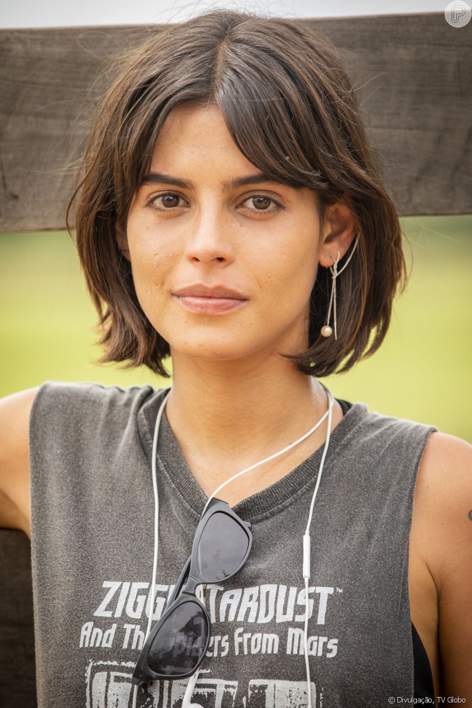 Guta (Julia Dalavia) é filha de Tenório (Murilo Benício) com Maria Bruaca (Isabel Teixeira) na novela 'Pantanal'