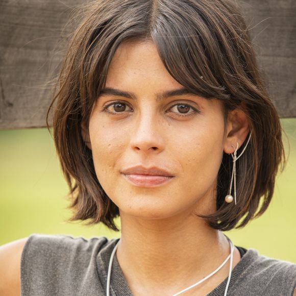 Na novela 'Pantanal', para a mãe, Maria Bruaca (Isabel Teixeira), Guta (Julia Dalavia) revela sexo com Jove (Jesuíta Barbosa) e faz pouco caso do choque da mãe