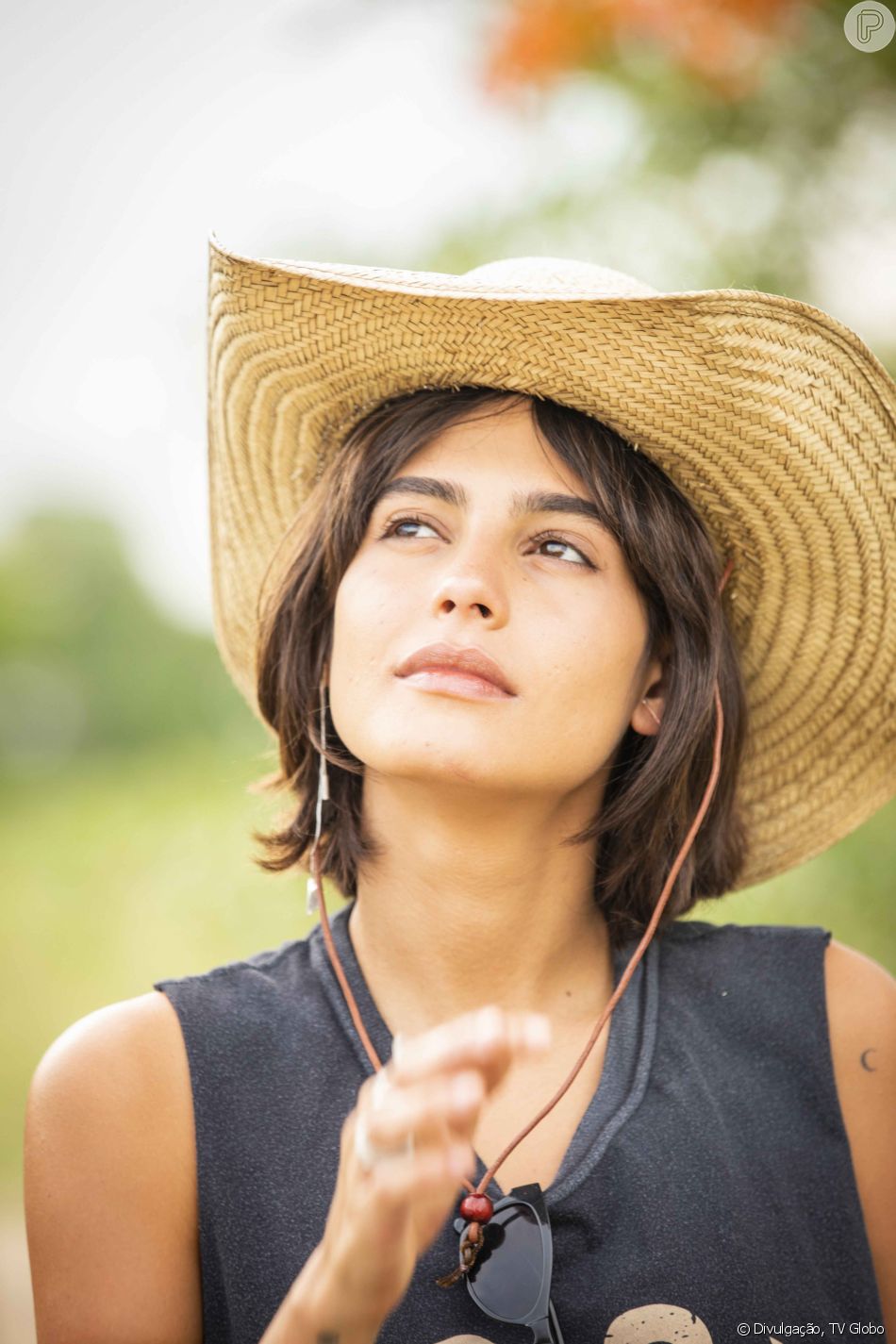Na novela 'Pantanal', Tenório (Murilo Benício) é encarado pela filha, Guta (Julia Dalavia)