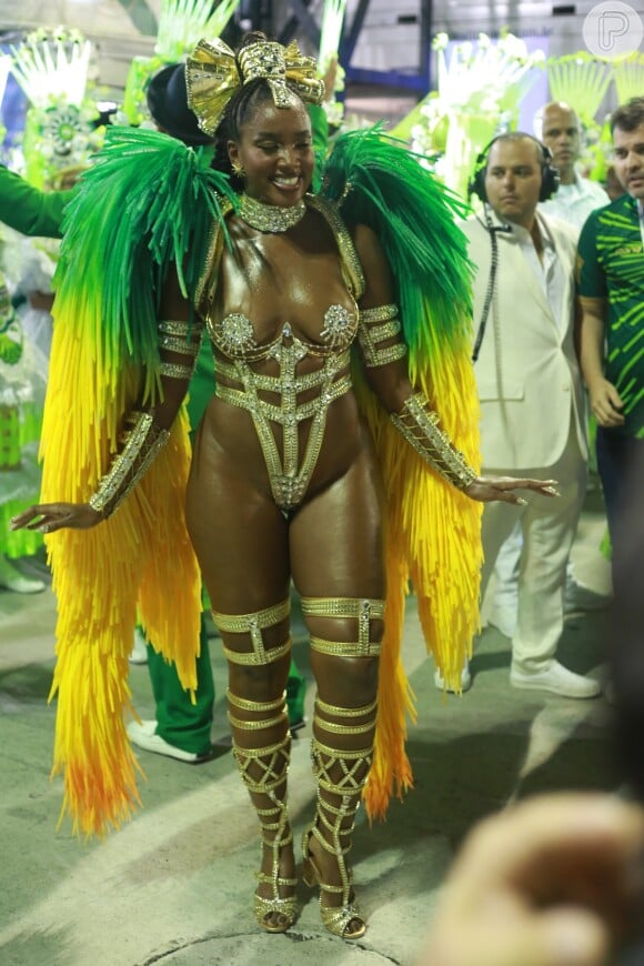 Iza usou uma fantasia cheia de recortes no Carnaval 2022