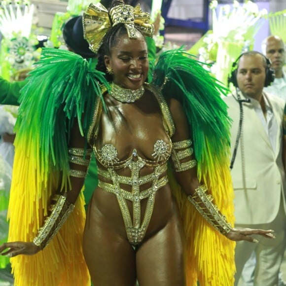 Iza usou uma fantasia cheia de recortes no Carnaval 2022