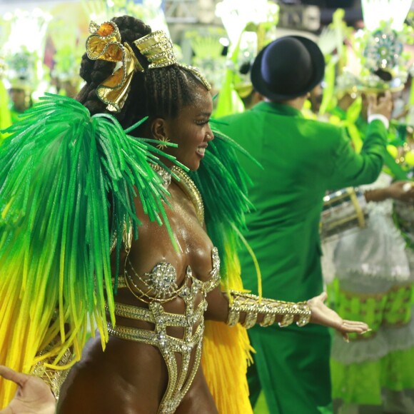 Iza esbanjou simpatia em desfile da Imperatriz Leopoldinense