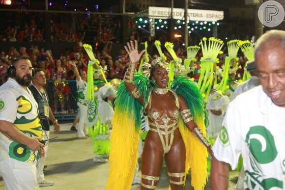 Corpo de Iza roubou a cena em fantasia de Carnaval