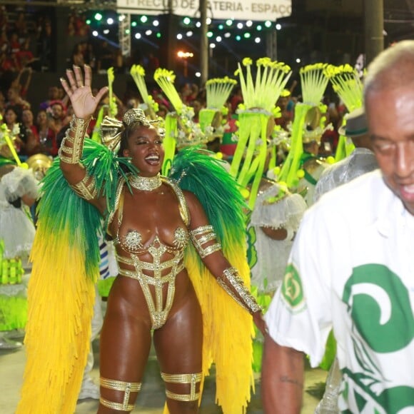 Corpo de Iza roubou a cena em fantasia de Carnaval