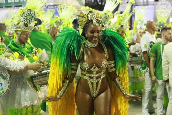 Iza apostou em look todo dourado para desfile de Carnaval