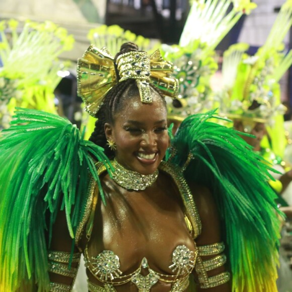 Iza apostou em look todo dourado para desfile de Carnaval