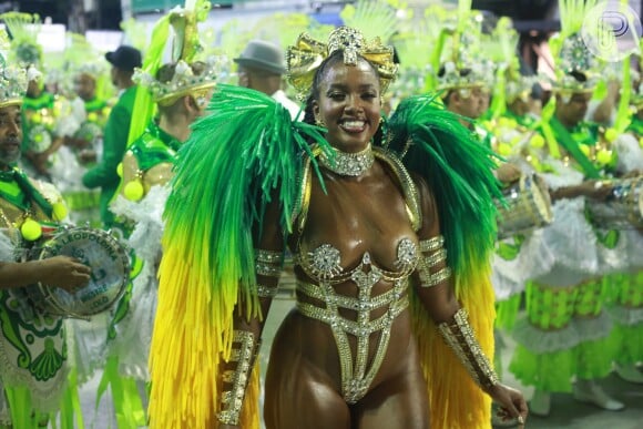 Iza abriu a noite de desfiles na Sapucaí como Rainha de Bateria