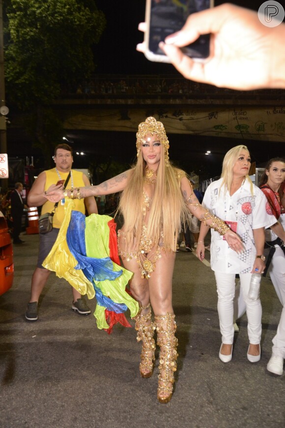Rafaella Santos desfilou representando o povo Cigano
