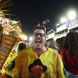 Fábio Porchat participa de desfile em homenagem a Paulo Gustavo