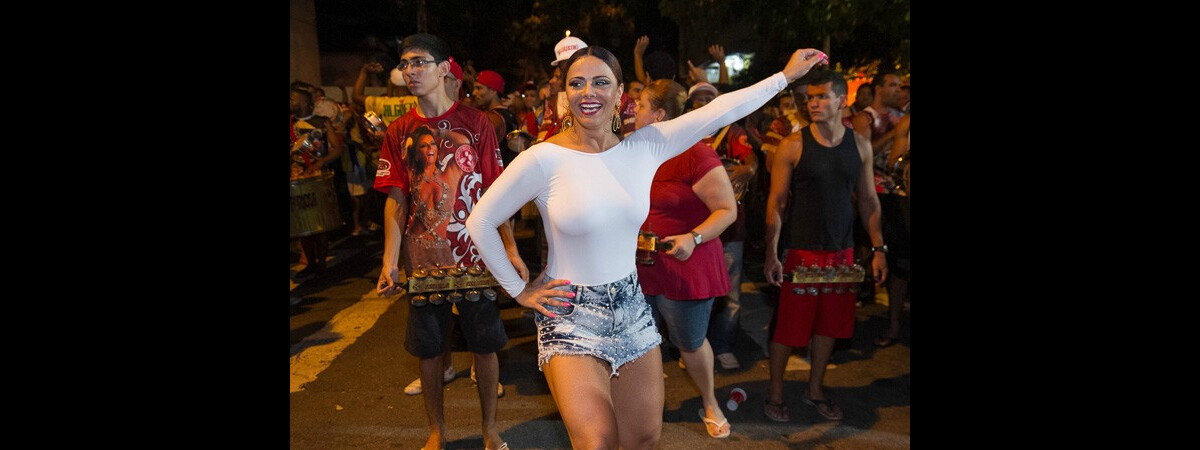 Foto Viviane Ara Jo Samba Muito Em Ensaio De Rua Do Salgueiro Escola