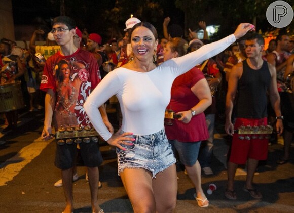 Viviane Araújo samba muito em ensaio de rua do Salgueiro, escola de samba da qual é rainha de bateria, nesta quarta-feira, 10 de dezembro de 2014