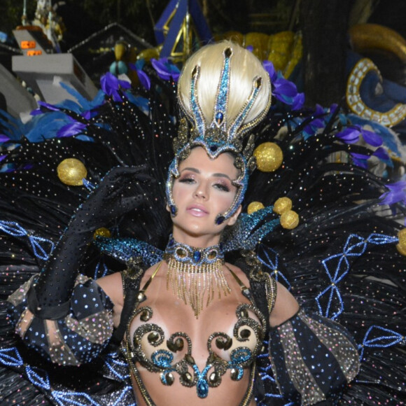 Gabi Martins chorou ao ser imprensada contra grade durante confusão no fim do desfile do carnaval 2022 da Vila Isabel na manhã deste domingo, 24 de abril de 2022