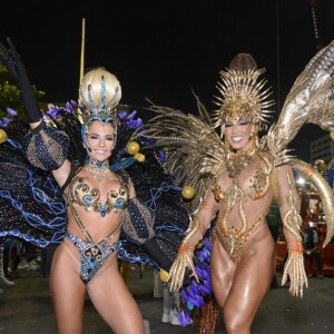Carnaval 2022: Gabi Martins e Andrea de Andrade posaram juntas na concentração da Vila Isabel