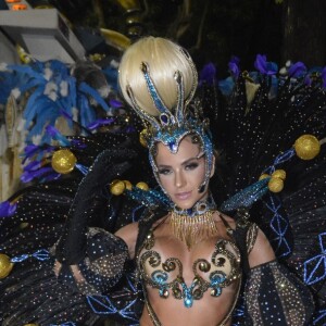 Gabi Martins chorou após incidente no fim do desfile da Unidos de Vila Isabel no carnaval 2022