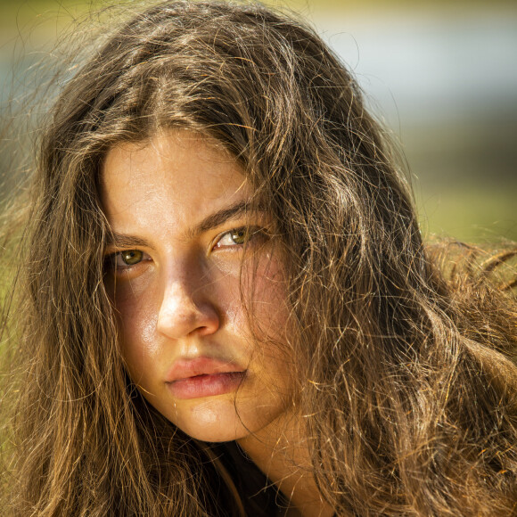 Jove (Jesuíta Barbosa) se descobre apaixonado por Juma (Alanis Guillen) e deixa Guta (Julia Dalavia) incomodada na novela 'Pantanal'