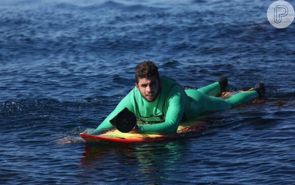O surfista Pedro Scooby teve sua vida mostrada em viagens e competições por diversos lugares