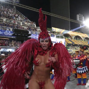 Paolla Oliveira desfila pela primeira vez como rainha de bateria de uma escola de samba campeã do Carnaval neste sábado (30)