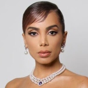 Anitta aposta em vestido roxo com detalhes em pérolas no Met Gala 2022