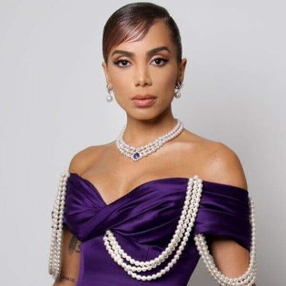 Anitta aposta em vestido roxo com detalhes em pérolas no Met Gala 2022