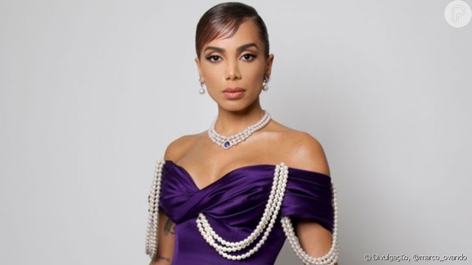 Anitta aposta em vestido roxo com detalhes em pérolas no Met Gala 2022