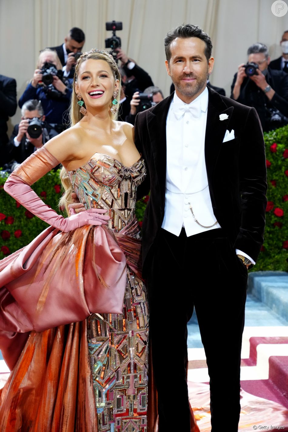 O look de Blake Lively chamou atenção por mudar de cor no tapete vermelho