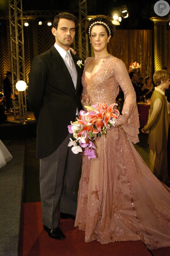 Donatela (Claudia Raia) e Zé Bob (Carmo Dalla Vecchia) se casam e ele é baleado por Flora (Patricia Pillar) no final da novela 'A Favorita'