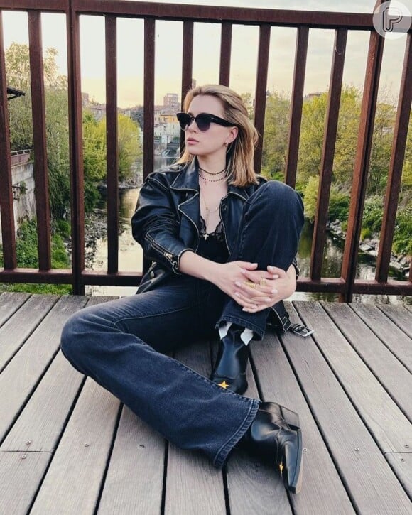 Look estiloso de Anna Maria Sieklucka rendeu likes na web: atriz combinou jaqueta e jeanscom boca larga