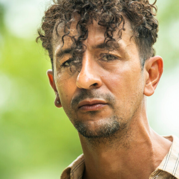 José Lucas (Irandhir Santos) surge e mostra que sorri como Jovetino (Irandhir Santos) no capítulo de segunda-feira 16 de maio de 2022 da novela 'Pantanal'