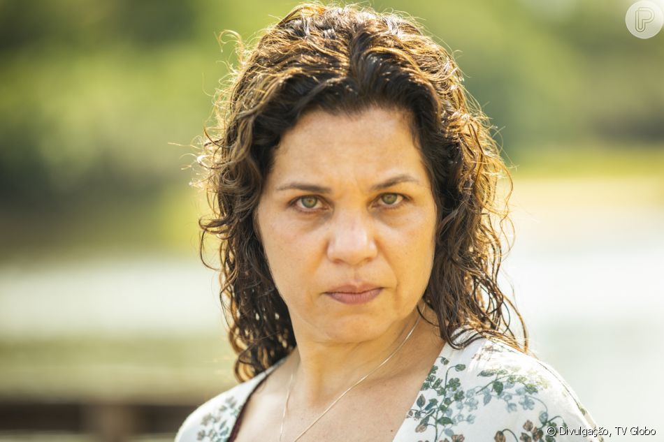 Maria Bruaca (Isabel Teixeira) e Alcides (Juliano Cazarré) se beijam depois que ela nota interesse do peão a partir do capítulo de terça-feira 17 de maio de 2022 da novela 'Pantanal'