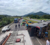 O ônibus que levava a dupla sertaneja Conrado e Aleksandro a um show em São Pedro (SP) sofreu um acidente no sábado, 7 de maio de 2022