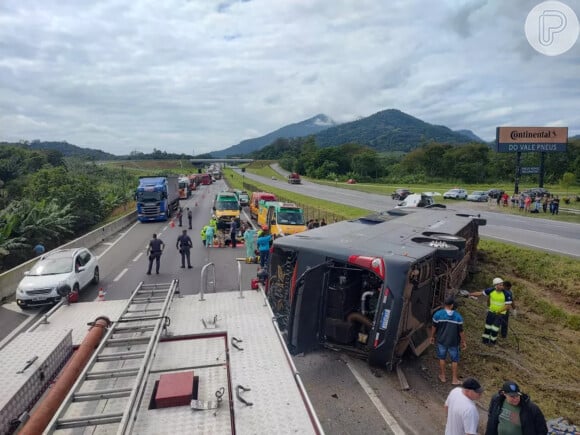 O ônibus que levava a dupla sertaneja Conrado e Aleksandro a um show em São Pedro (SP) sofreu um acidente no sábado, 7 de maio de 2022