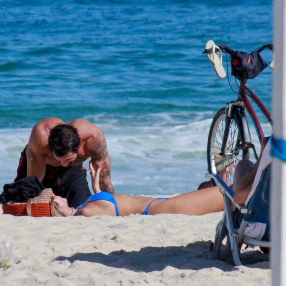 Carol Portaluppi e o namorado trocaram diversos beijos na praia