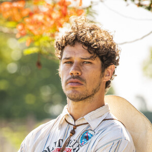 José Loreto vive um importante momento na carreira interpretando o personagem Tadeu em 'Pantanal'