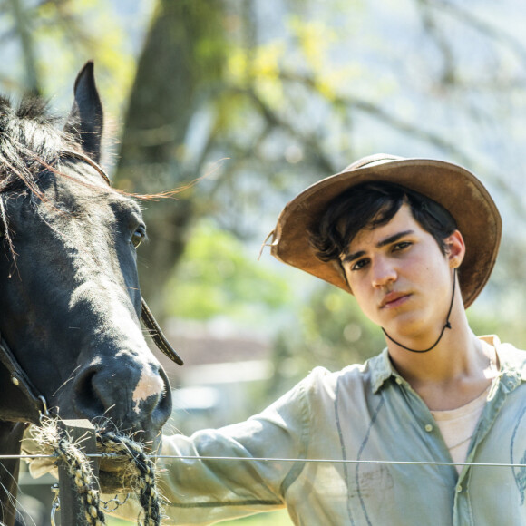 José Lucas de Nada (Irandhir Santos) é filho de José Leôncio e Generosa (Giovana Cordeiro) na novela 'Pantanal'. Eles fizeram sexo quando o fazendeiro (Drico Alves) era adolescente