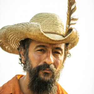José Lucas de Nada (Irandhir Santos) é idêntico ao avô Joventino (Irandhir Santos) na novela 'Pantanal' e semelhança impressiona a todos