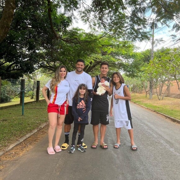Hulk postou foto com os quatro filhos nas redes sociais