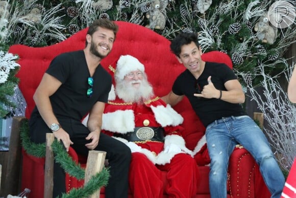 Klebber Toledo e o amigo tiram foto com Papai Noel em shopping