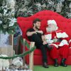 Klebber Toledo passeia em shopping e tira foto com Papai Noel