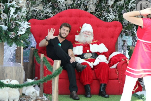 Klebber Toledo passeia em shopping e tira foto com Papai Noel, nesta sexta-feira, 12 de dezembro de 2014