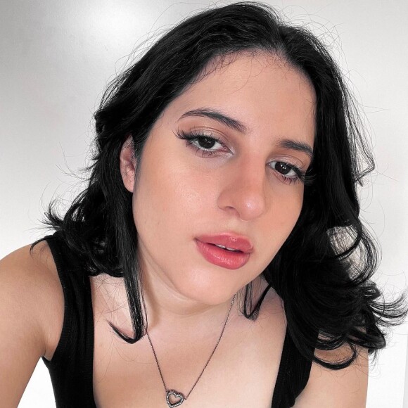 Yasmin Mendes, filha de Joelma e Ximbinha, tem 17 anos e estreou recentemente como backing vocal da mãe