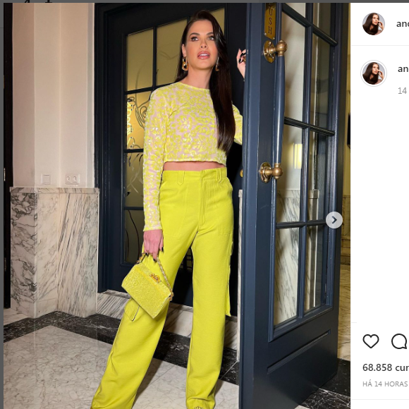 Look de Andressa Suita: modelo elegeu um conjunto de calça com cropped de cores vivas